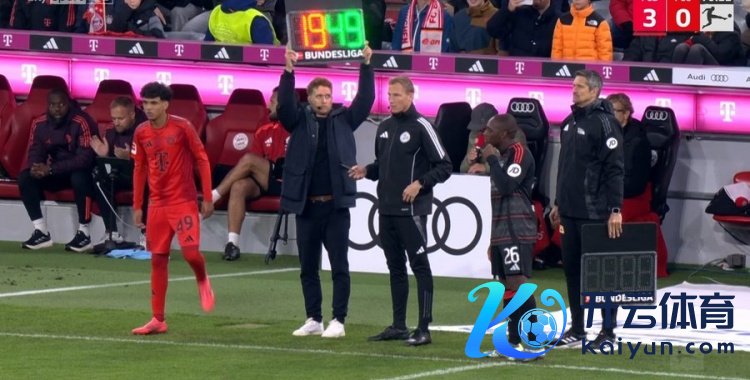 恭喜！18岁左后卫阿兹努换下阿方索-戴维斯，献技拜仁一线队首秀